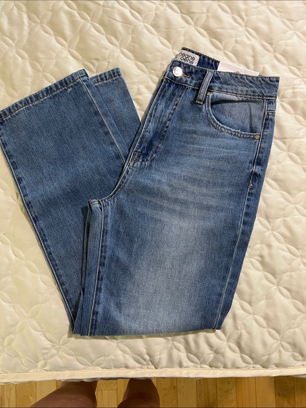 NWT Classic Hi-Rise Straight-Leg Juniors Jeans in Medium Wash Distressed